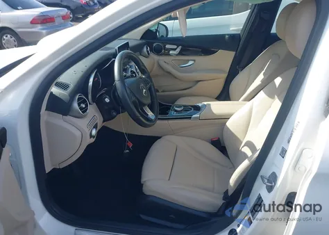 2018 Mercedes-Benz C 300 z USA, uszkodzony, nr VIN 55SWF4JB2JU279159